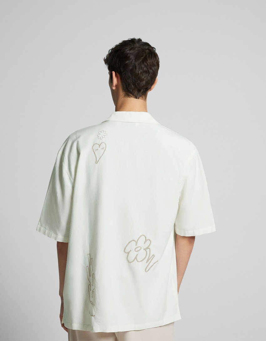 Camisa rústica de manga curta com bordado
