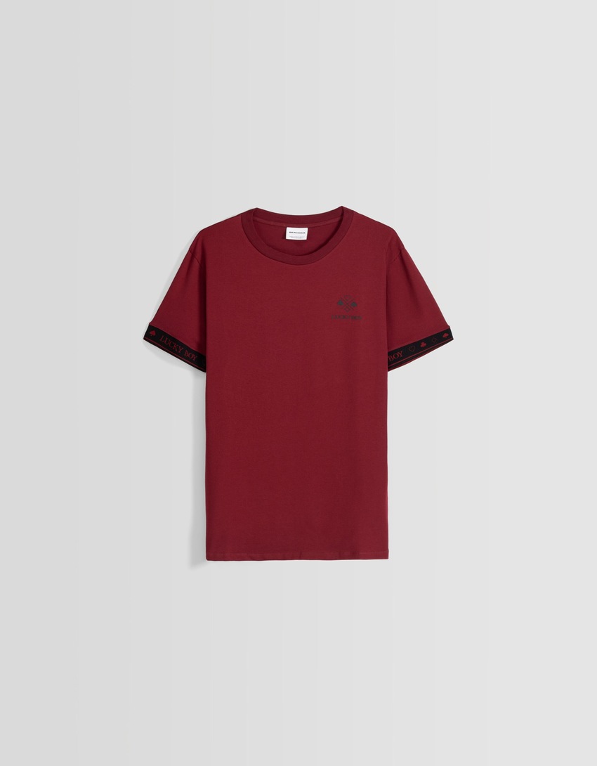 Camiseta de manga curta com modelagem justa e detalhe listrado.