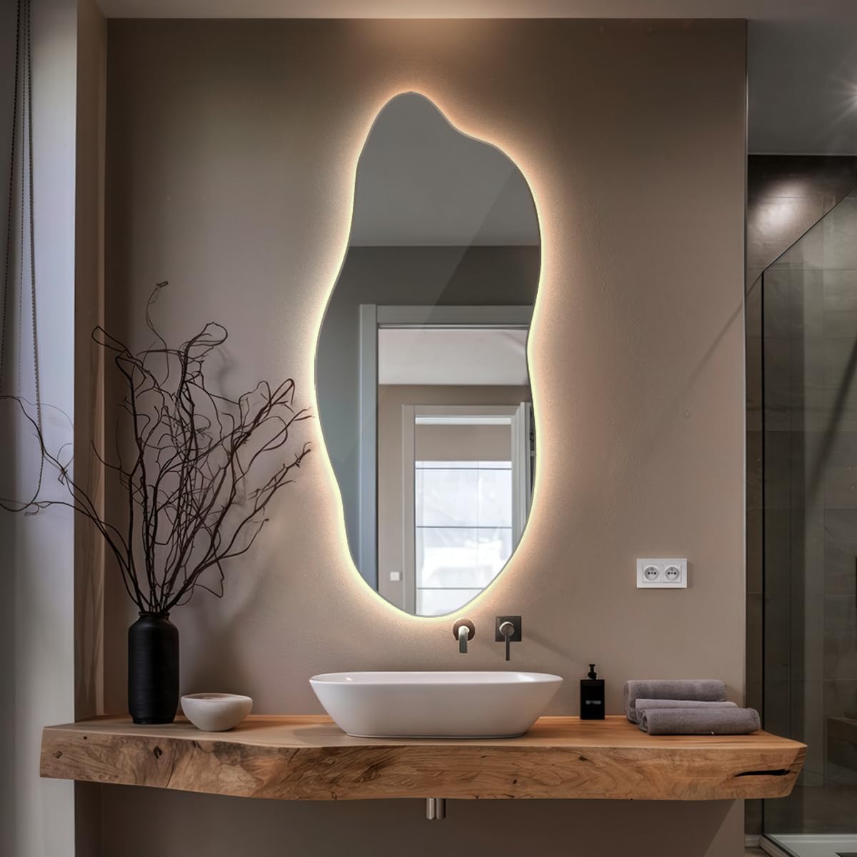 Großer Spiegel mit Beleuchtung LED 45x100 cm Organische Form für Badezimmer Wohnzimmer Vorzimmer Schminkspiegel Asymmetrischer Neutrale Farbe Rahmenlos Minimalistisch Wanddekoration Wellenförmig