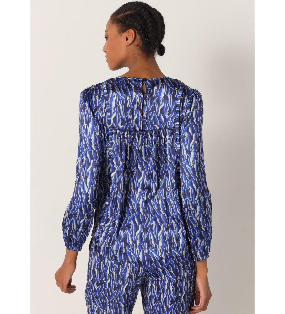 Blusa de cetim Victorio & Lucchino, modelo V&L, com estampa abstrata camuflada azul.