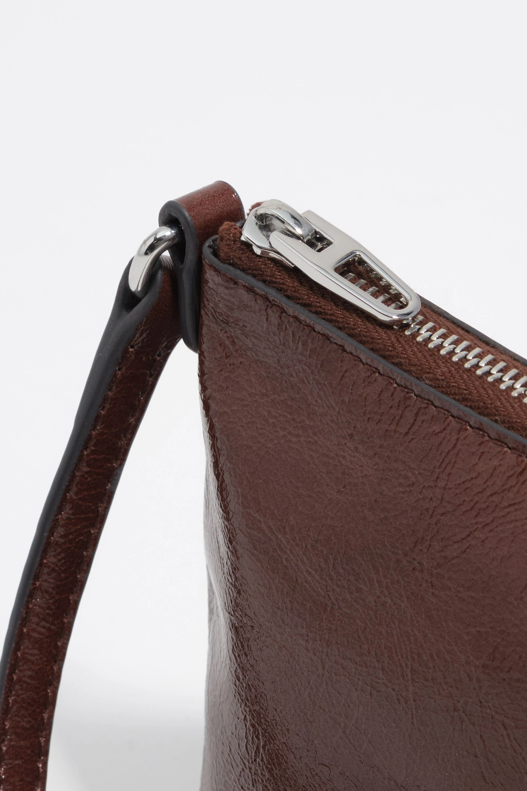 Bolsa transversal mini em couro brilhante cor mocha