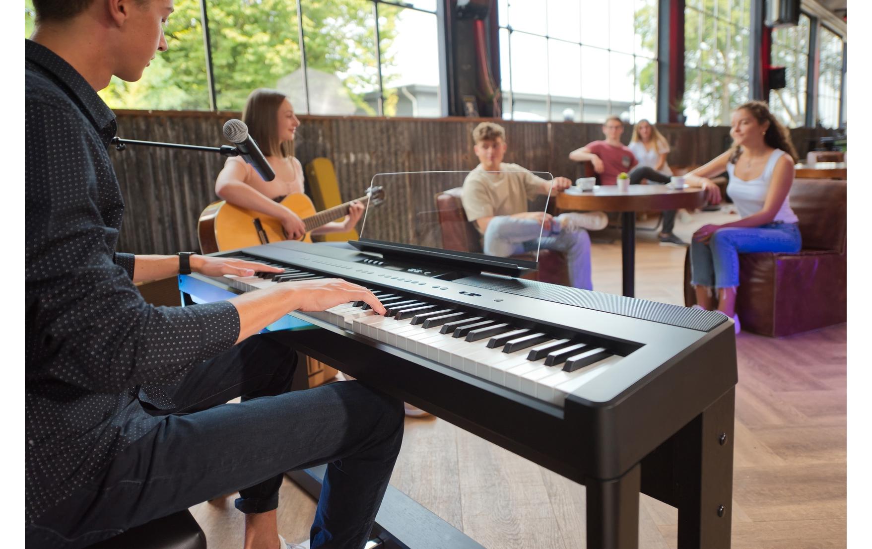 E-Piano ES-920 – Schwarz<br>Digitalpiano mit Flügelanschlag und -ton sowie Bluetooth- und USB-Anschlussmöglichkeit