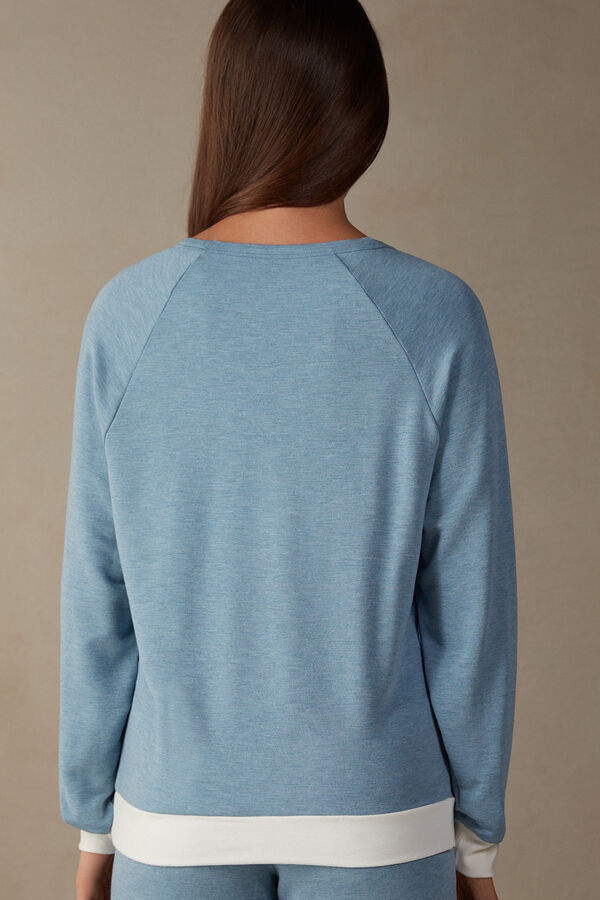 Camiseta com detalhes contrastantes em modal e lã para um quarto romântico.
