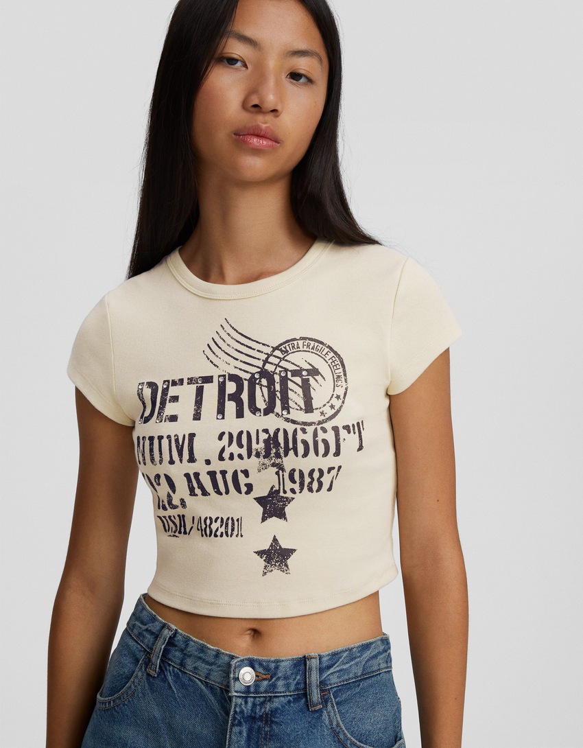 Camiseta de manga curta com estampa e modelagem ajustada