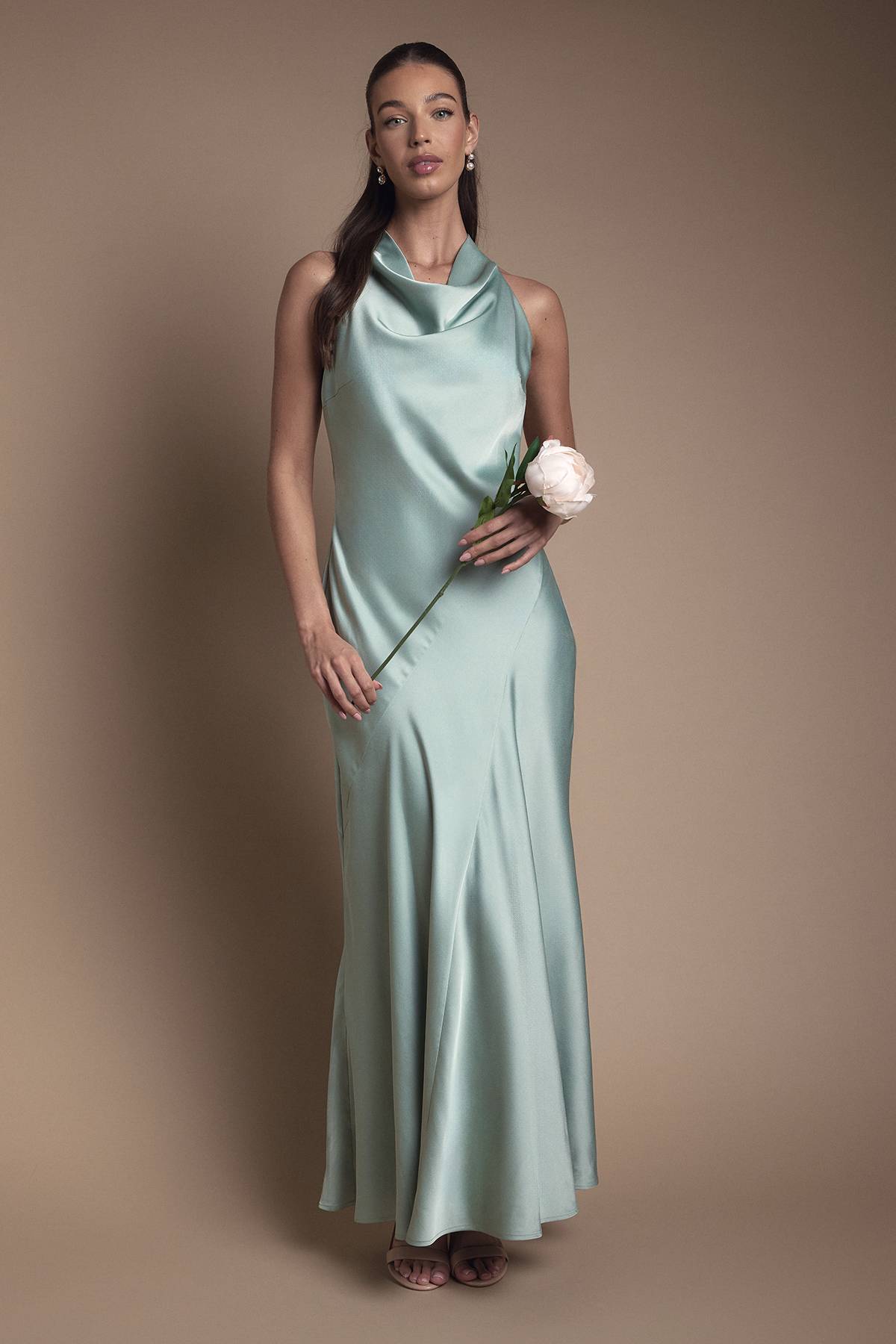 Oasis Robe Longue de Demoiselle d'Honneur Oasis en Satin à Col Bénitier et Dos Nu