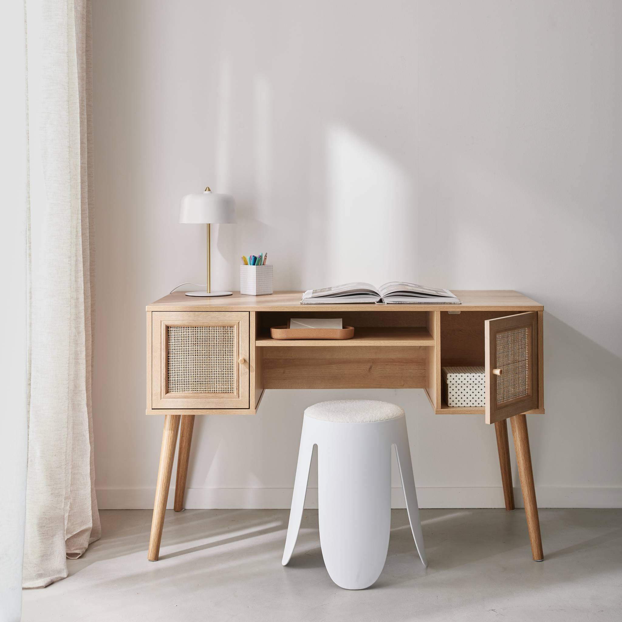 sweeek - Bureau decor hout en vlechtwerk 2 deuren