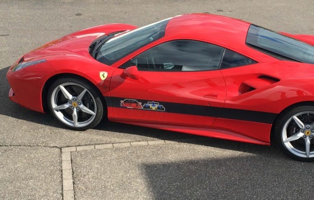 Ferrari fahren auf der Bergstrecke