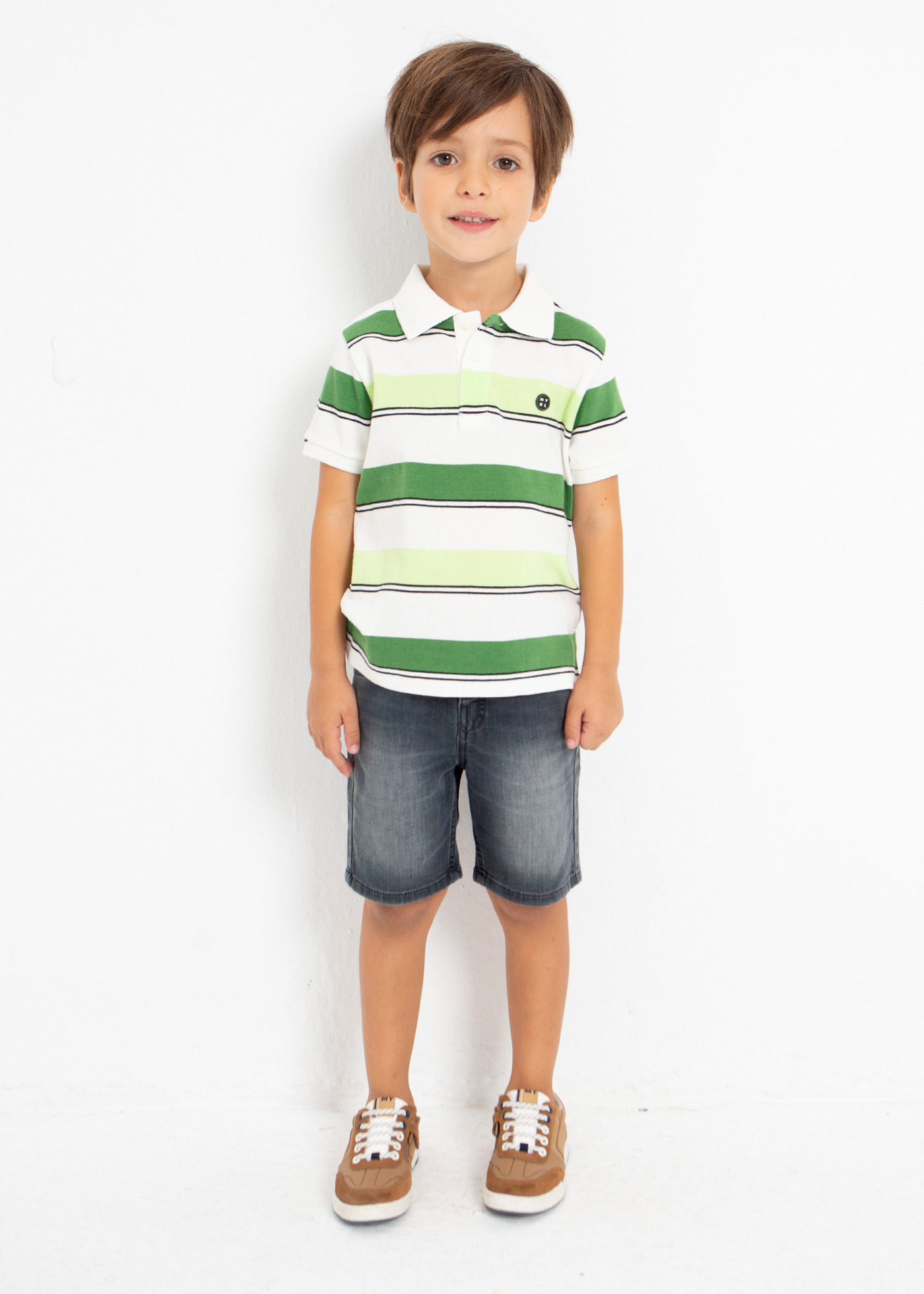 Bermuda infantil com cintura ajustável, feita de algodão sustentável.