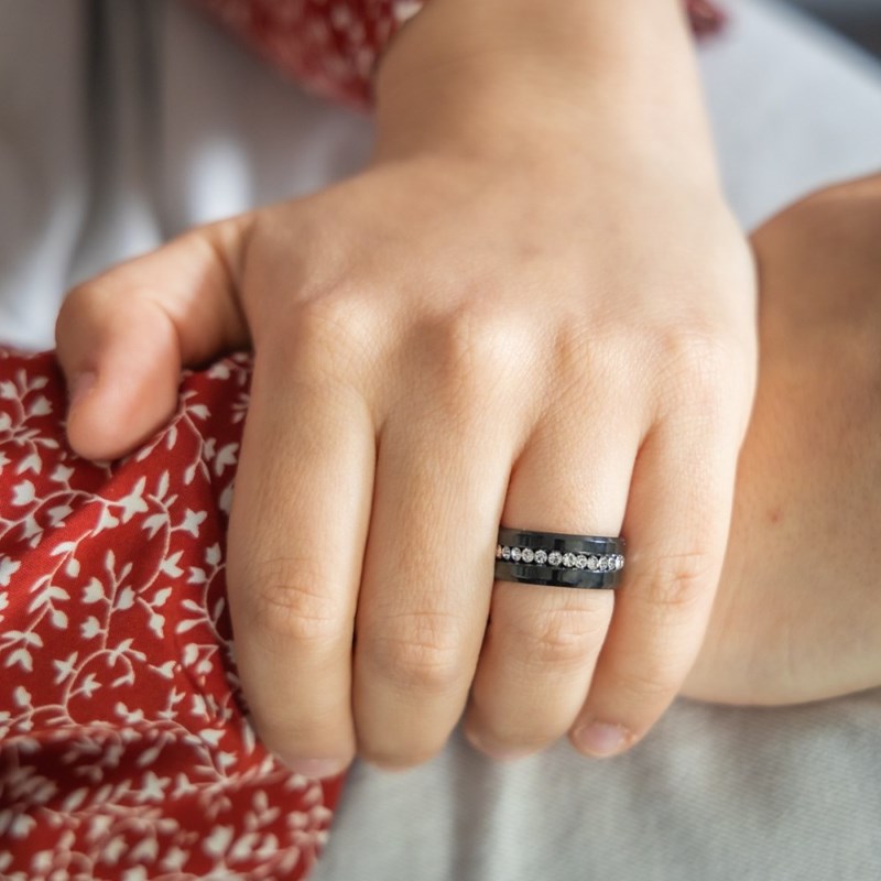 Bague Femme en Acier Noir Ornée Strass