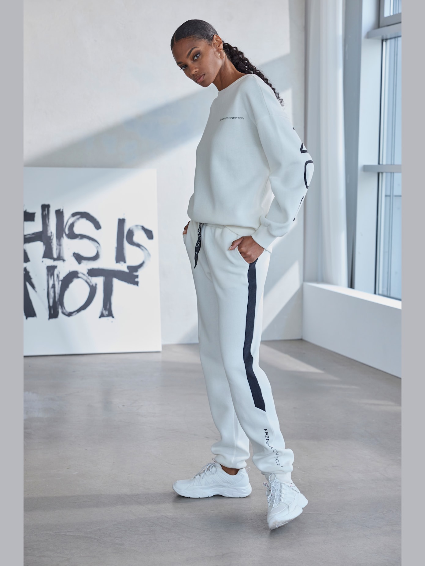 Pantalon molletonné avec poche latérale fendue
