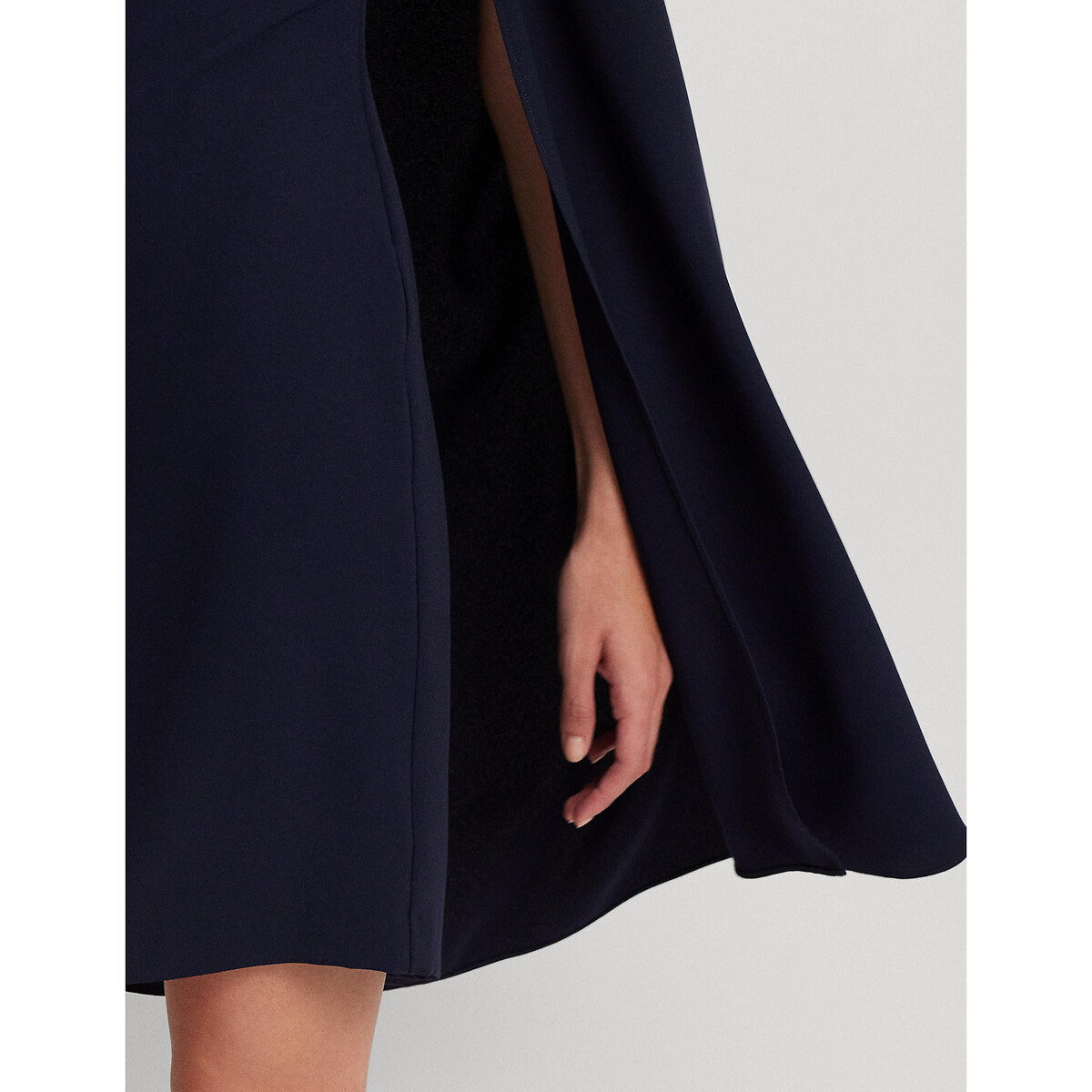 LAUREN RALPH LAUREN<br>Vestido curto de coquetel com decote canoa e capa PETRA.