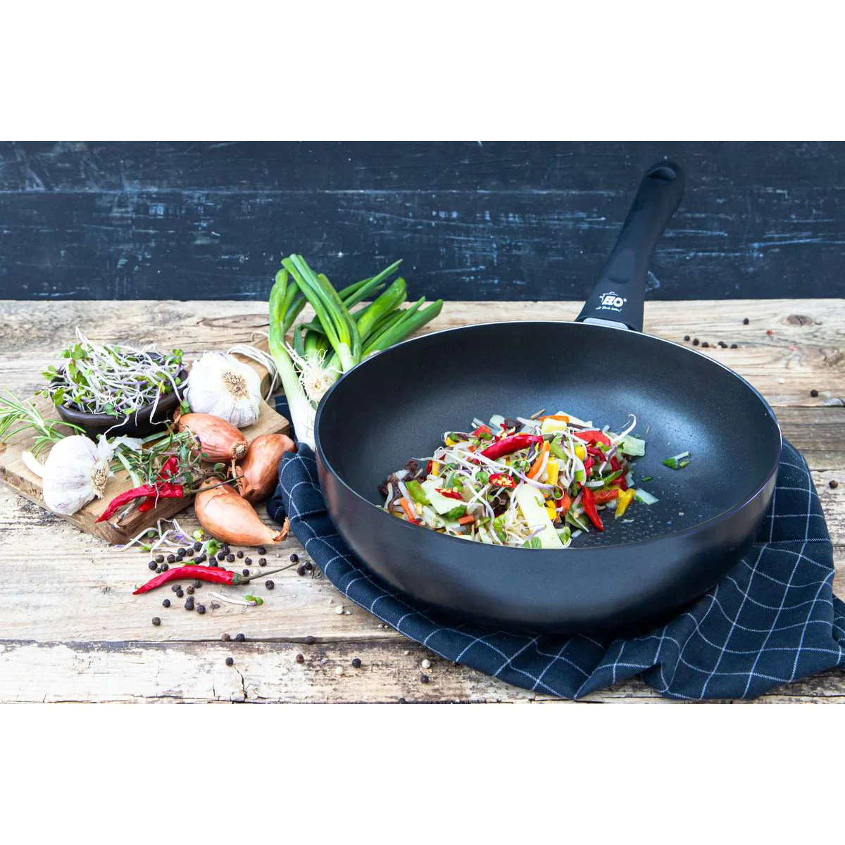 Set de 2 woks de cuisine 20 cm et 28 cm avec fond en nid d'abeille et