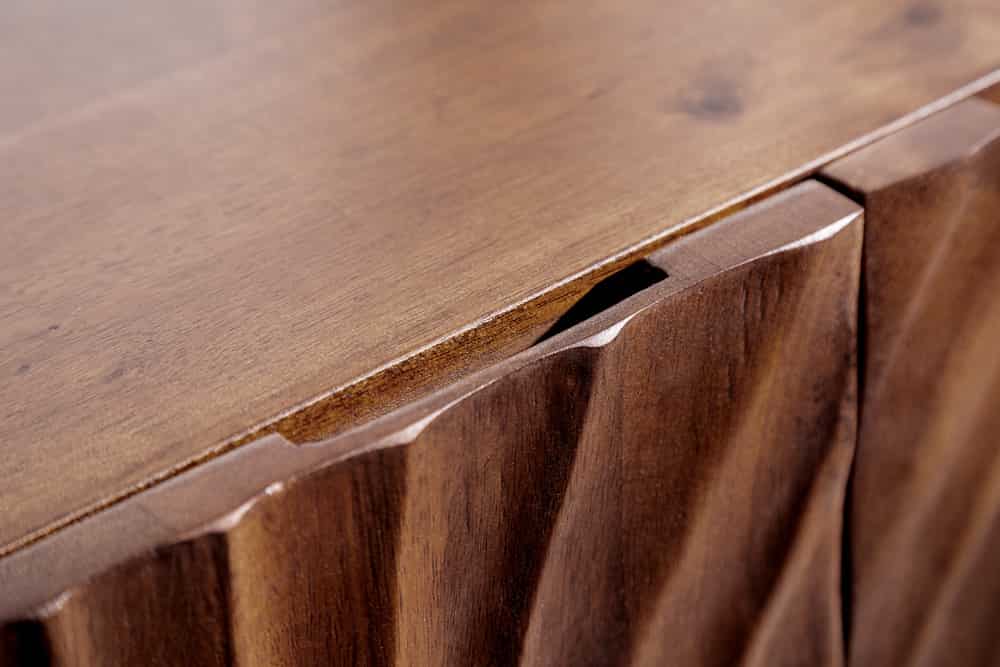 Massives Highboard SCORPION 120cm dunkelbraun Akazie mit 3D Schnitzereien schwarz Metall