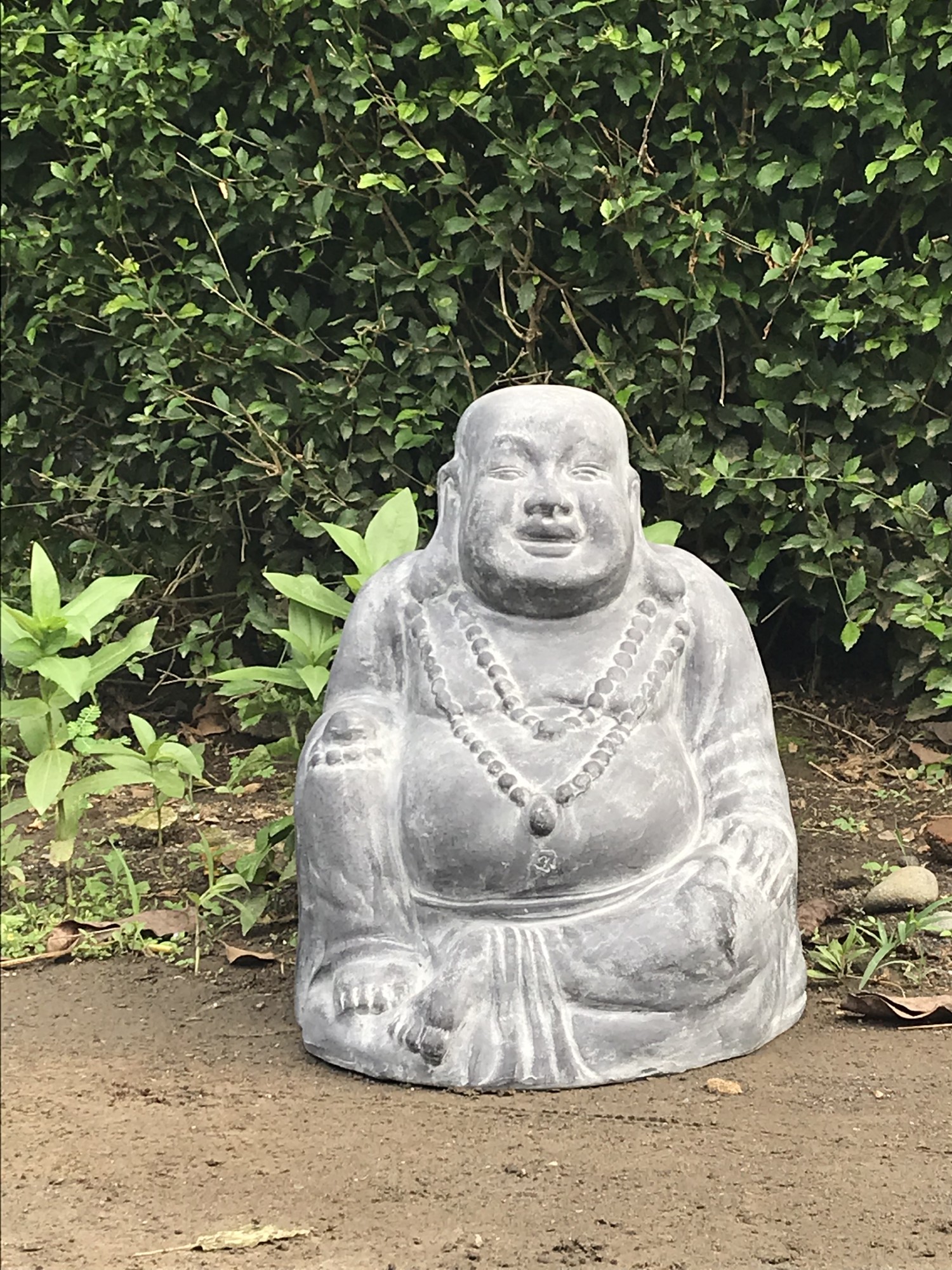 Lachender Buddha aus Ton, grau, L 31 cm, B 31 cm, H 41 cm von fischer's lagerhaus