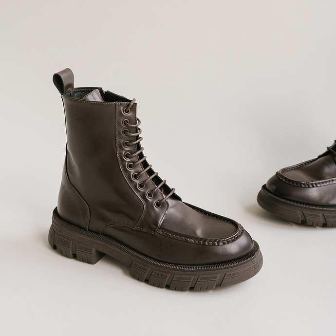 Boots à lacets et semelles épaisses  en cuir glacé marron