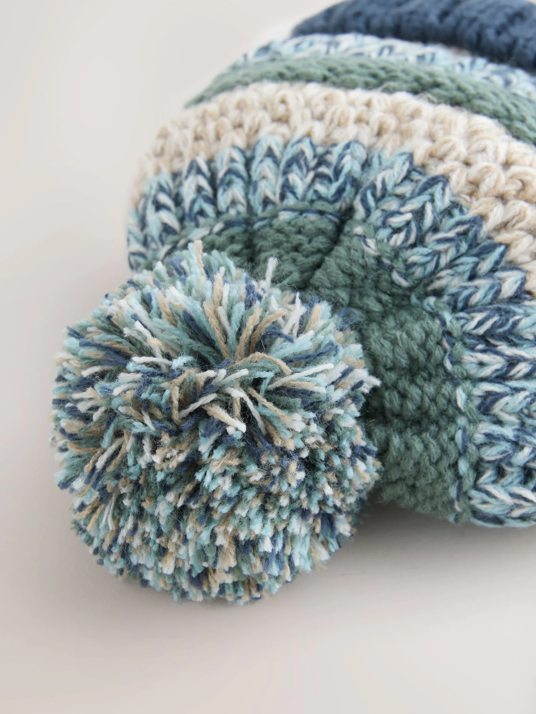 Groen/blauw - Gebreide Baby muts met pompon (0mnd -2jr)