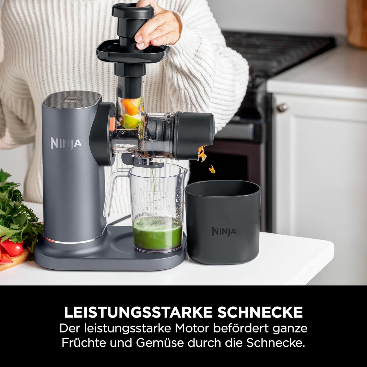 Ninja Kaltpresse-Entsafter Gemüse und Obst mit 700-ml-Becher & 1,1-L-Fruchtfleischbehälter, für frische Säfte, Drinks & Wellness-Shots, kompakt, spülmaschinenfest & abnehmbare Teile, Grau JC151EU