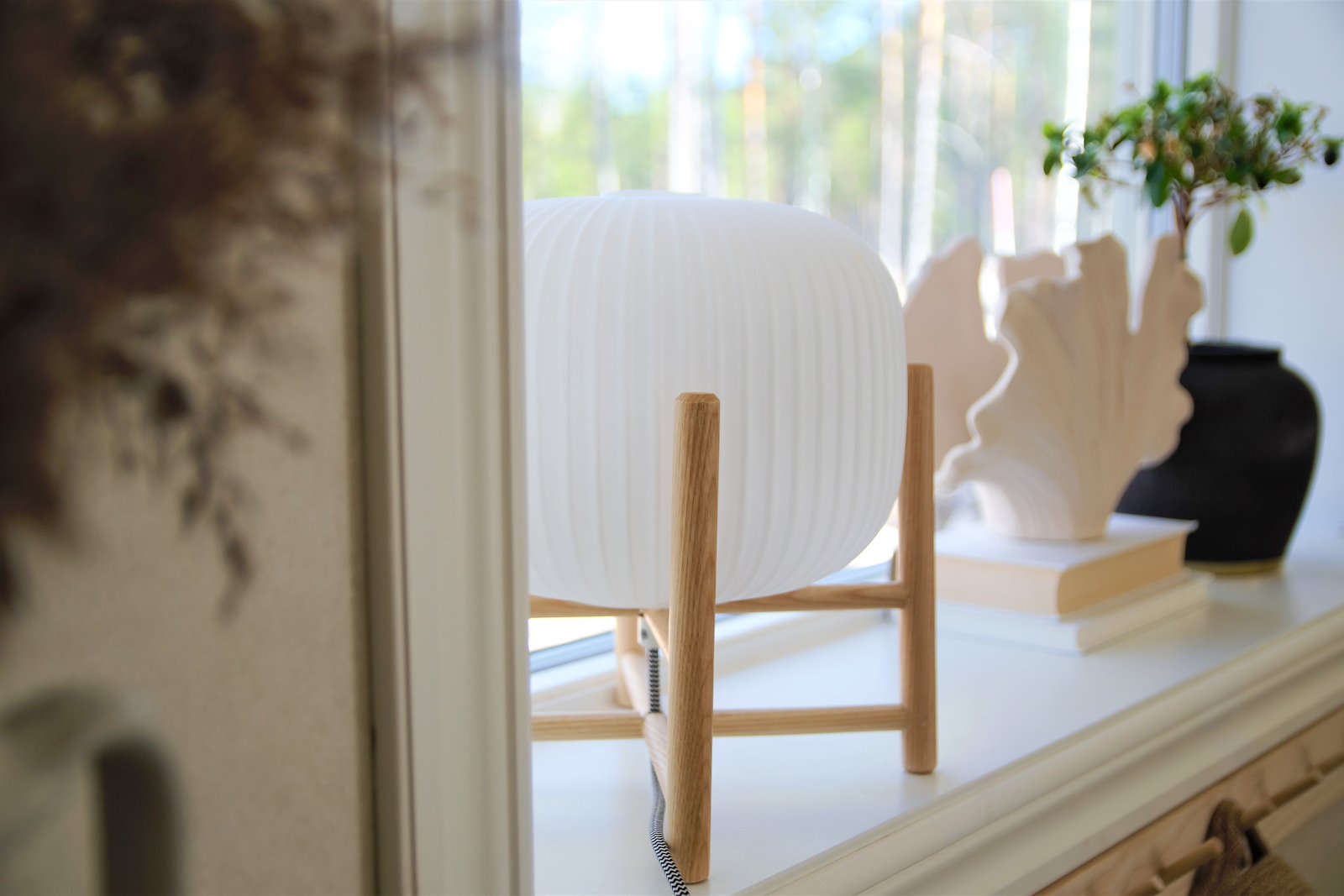Vinda bordlampe Stor natur tre med hvit opalglass, ledning og bryter E27 Max 40W