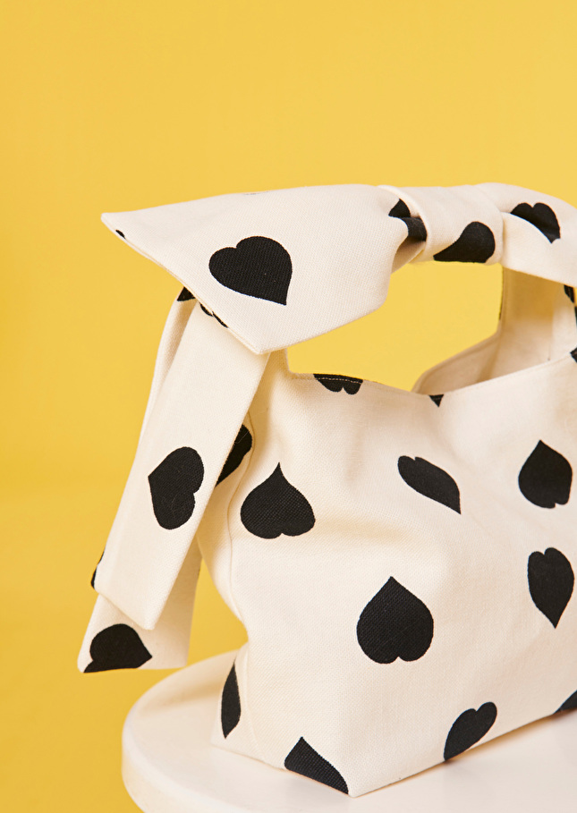 Sac Sallyécru à motif coeur noir