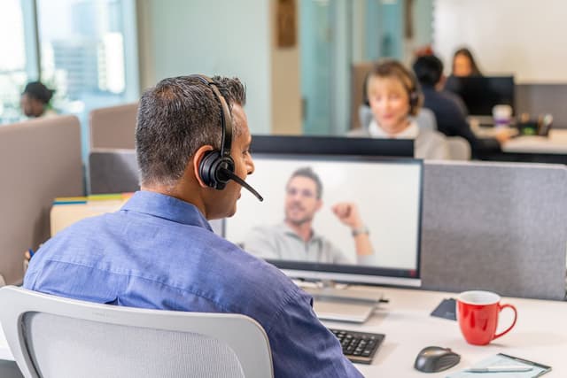 HP Poly Savi 8210-M høretelefoner med base