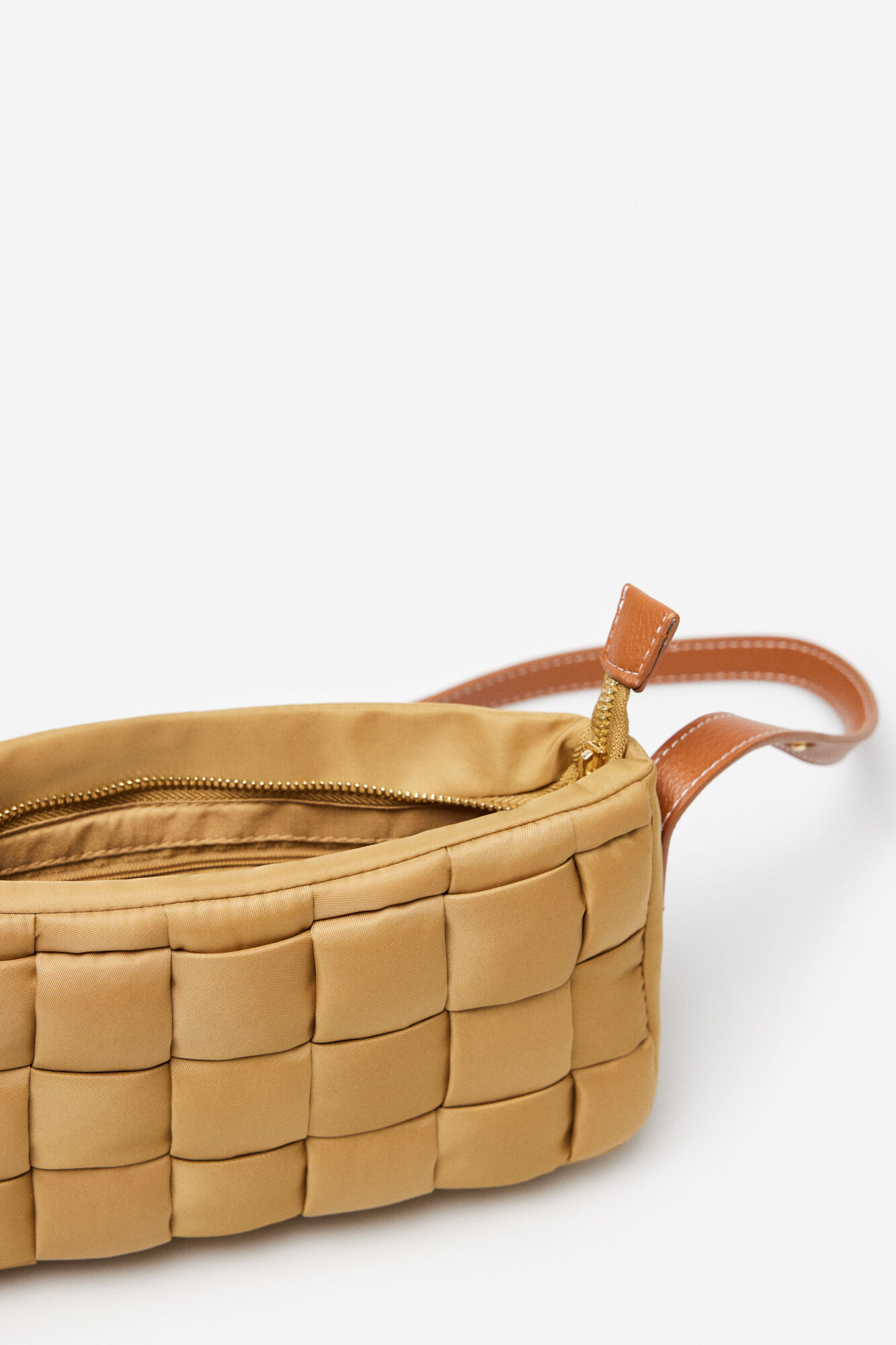 Bolsa de ombro acolchoada trançada - Bege