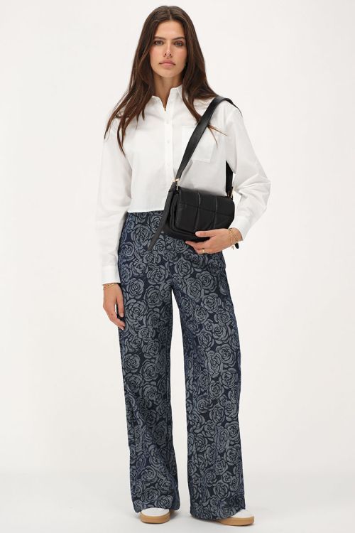 Blauwe denim jeans met rozen