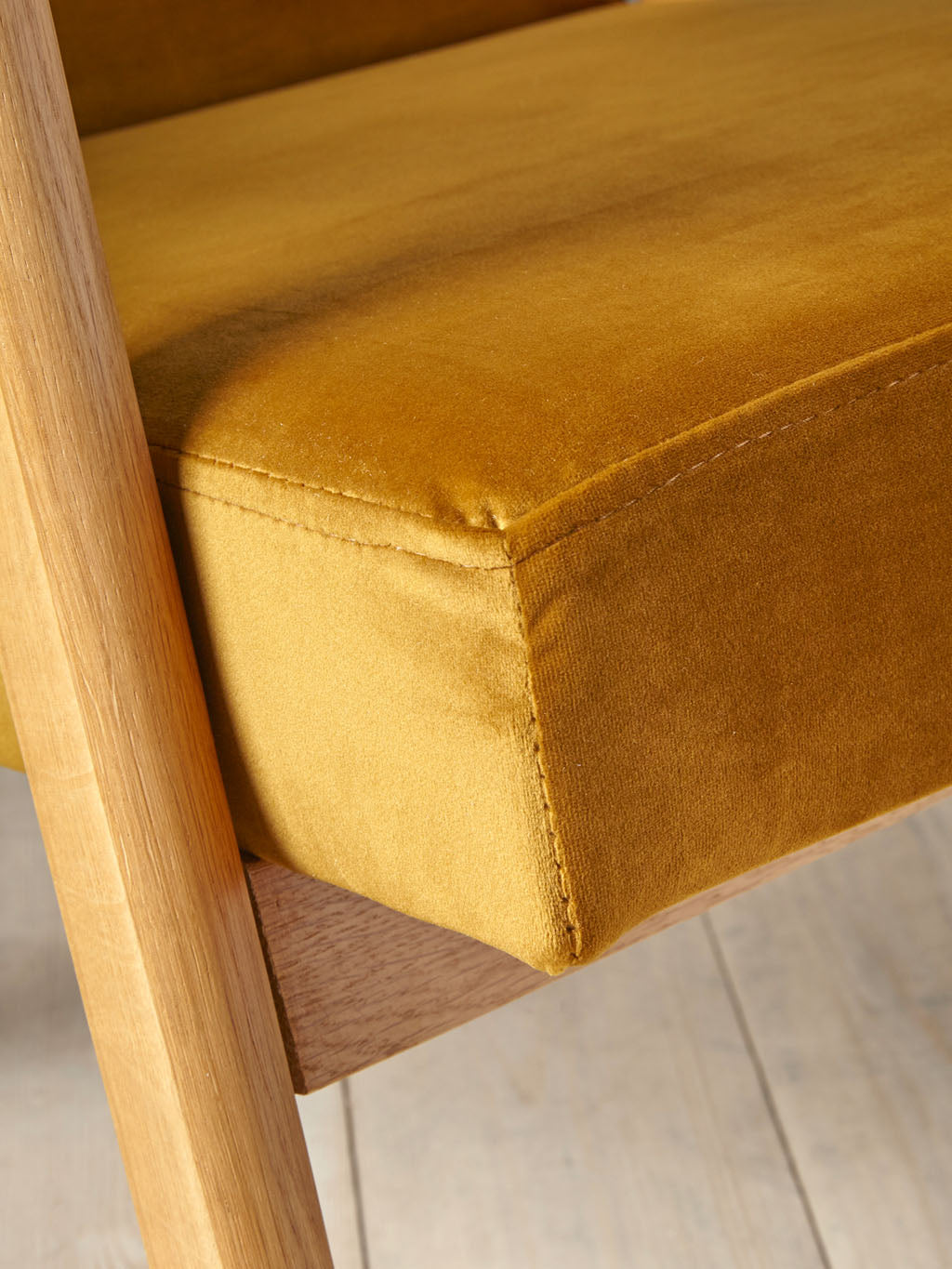 Fauteuil rétro en chêne et velours