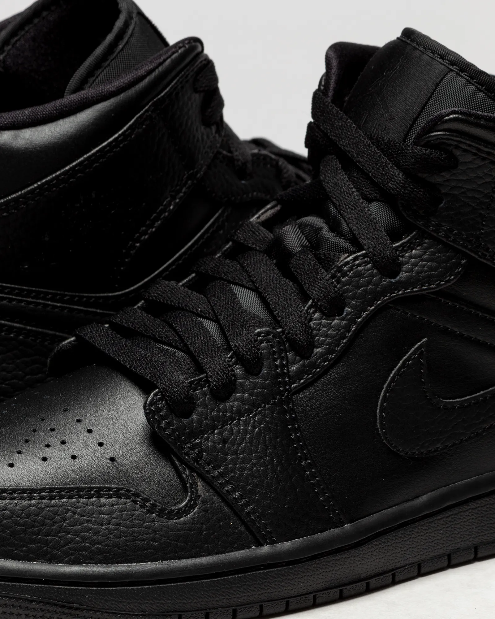 Jordan AIR JORDAN 1 MID TRIPLE BLACK