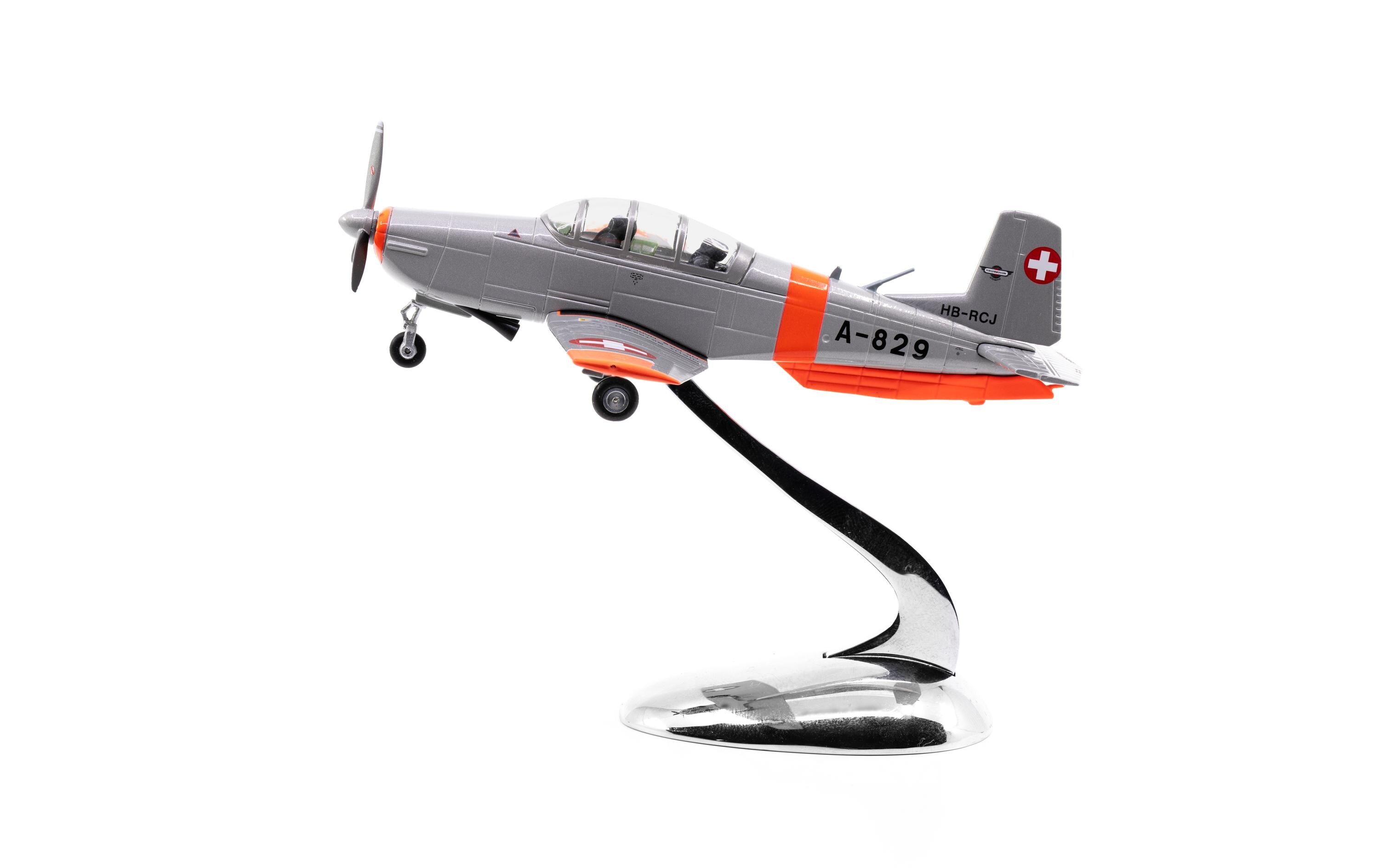Pilatus P-3 A-829 inkl. Chromständer 1:72Flugzeugmodell Pilatus P-3 mit Chromständer