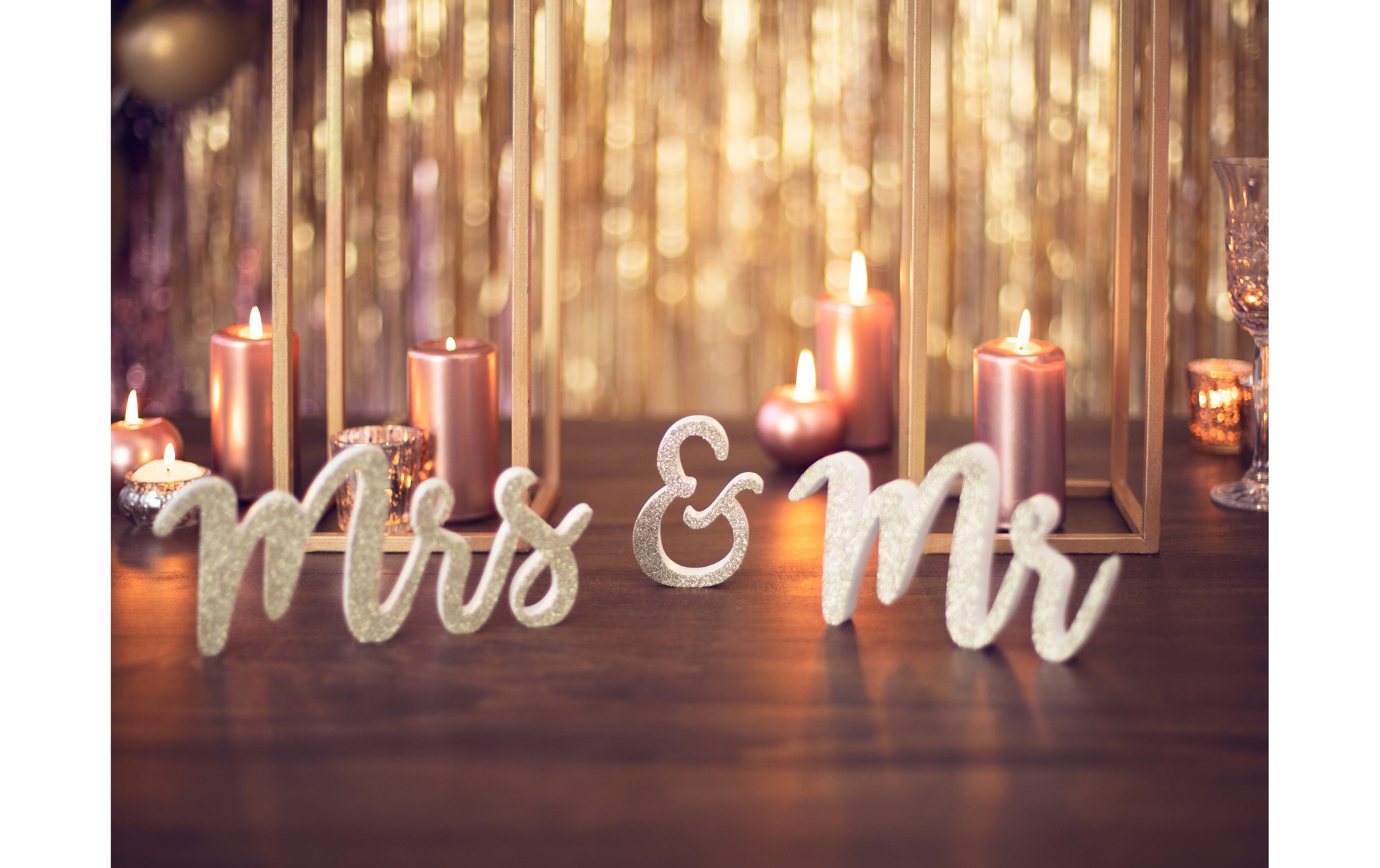 Hochzeitsaccessoire Holzschrift Mr & Mrs 50 x 10 cm, GoldBuchstabendekoration aus Holz für die Hochzeit, oder den Polterabend
