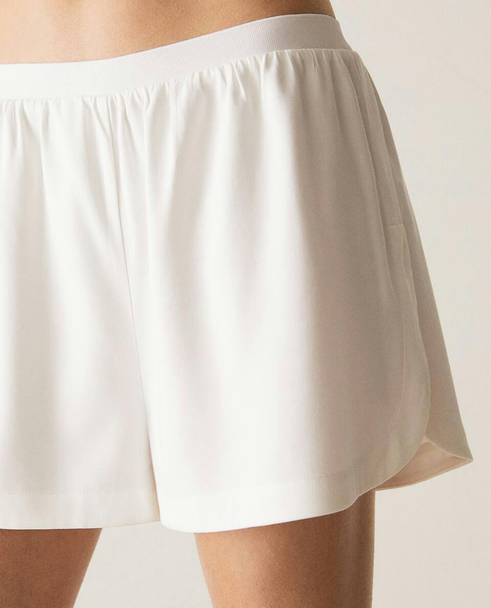 SHORTS BRANCOS DE TOQUE MACIO
