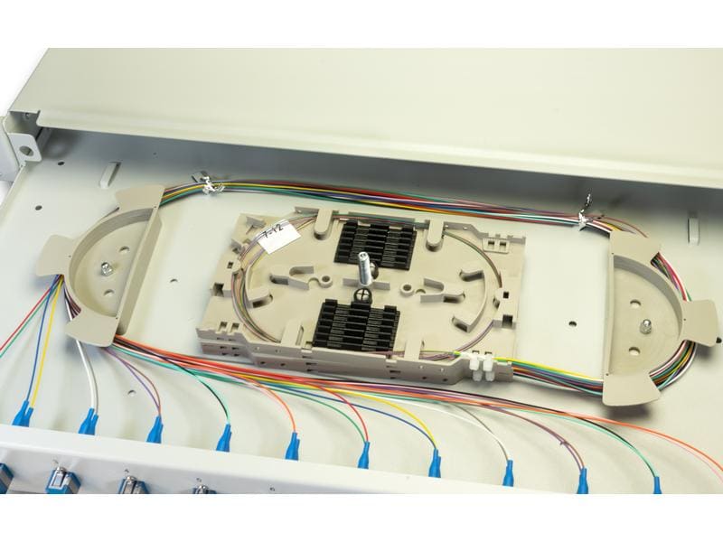 Lightwin Spleissbox 24 Fasern, 12x DLC/APC SM, 9/125µm OS2 LWL Spleissbox, 24 Fasern, 12x DLC/APC Singlemode, 9/125µm OS2 G657.A1 Pigtail