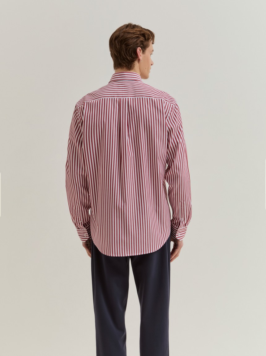 Camisa regular fit às riscas em algodão