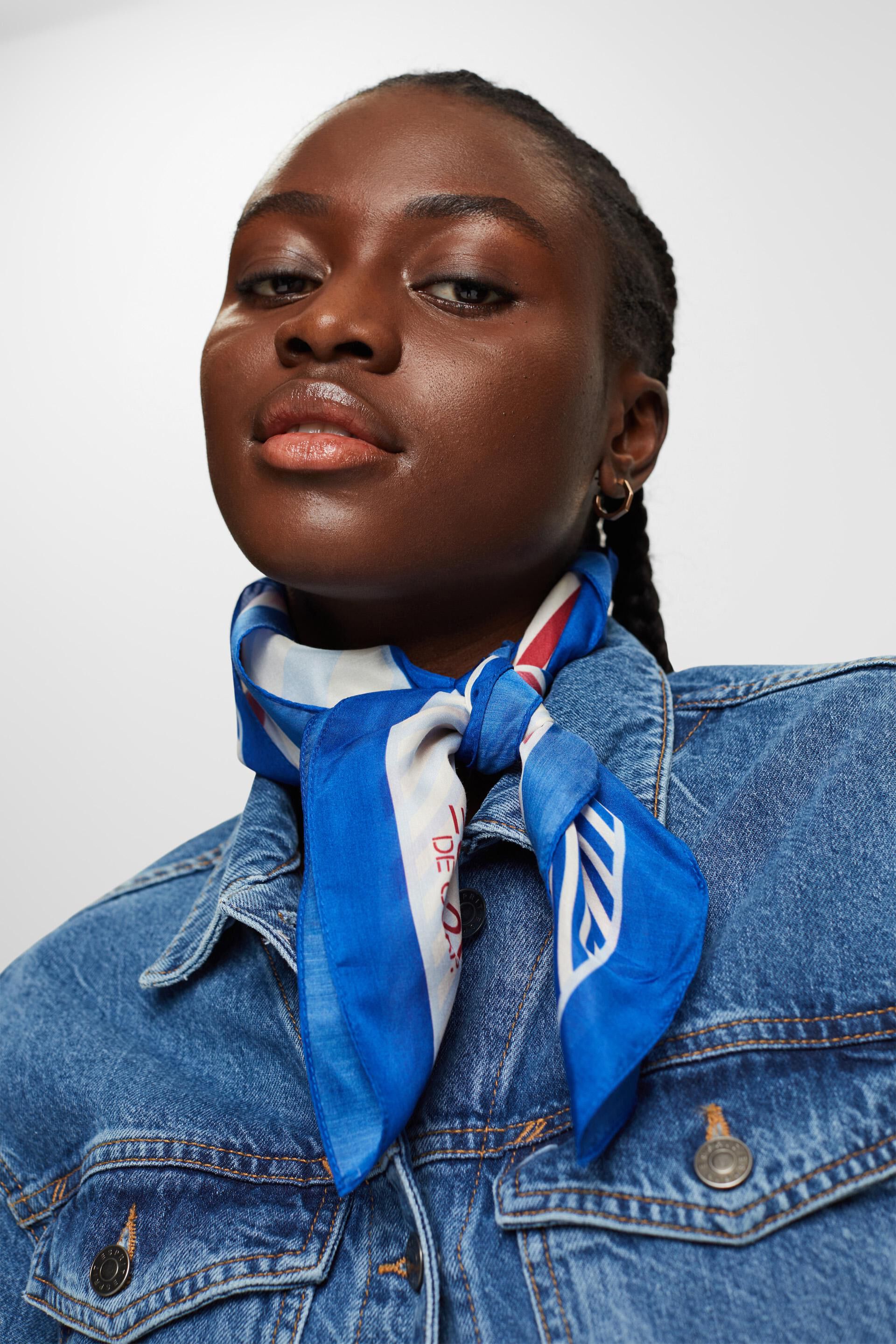 Foulard carré à teneur en soie animé d’un mélange de motifs
