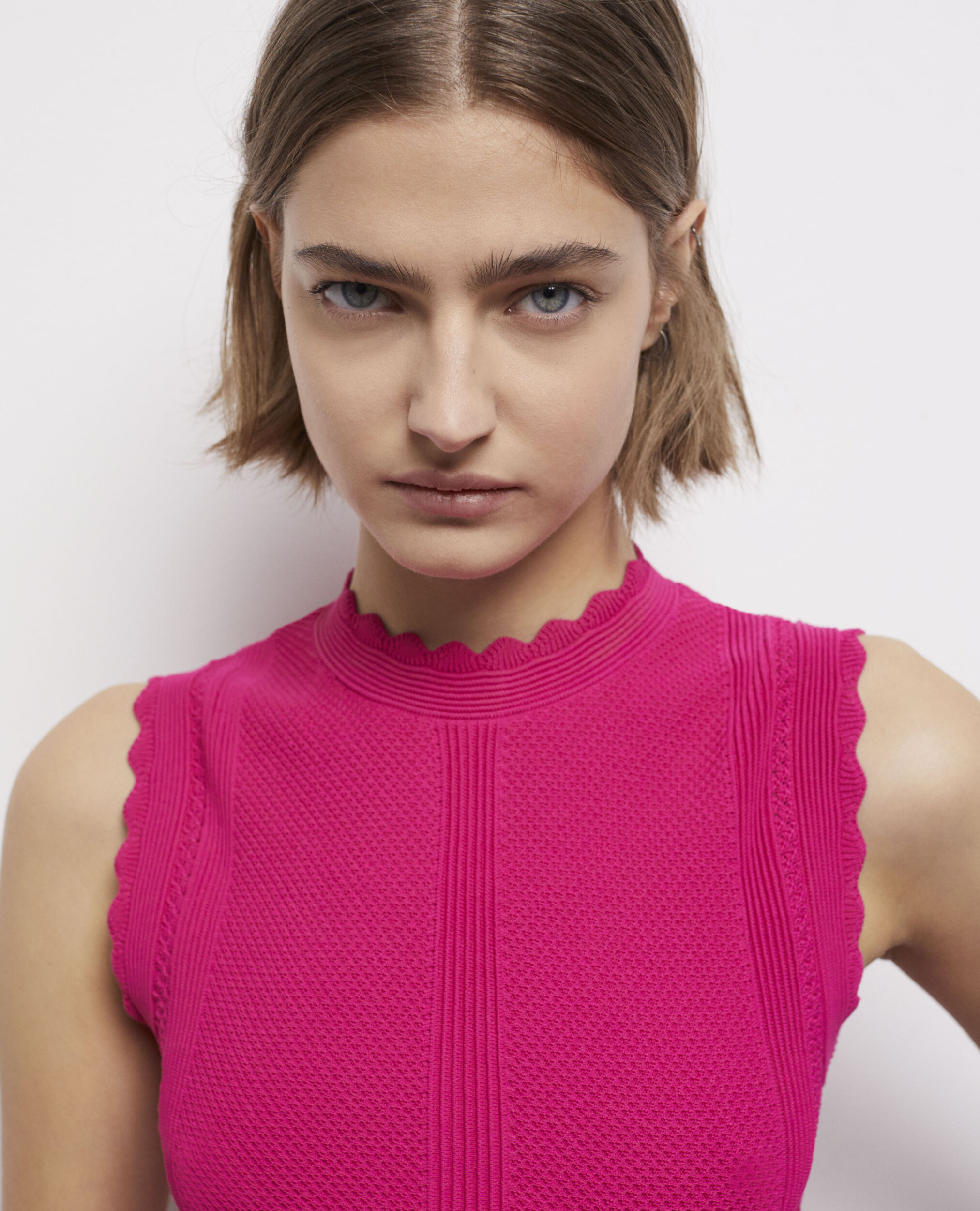 Top rose court en maille ajourée