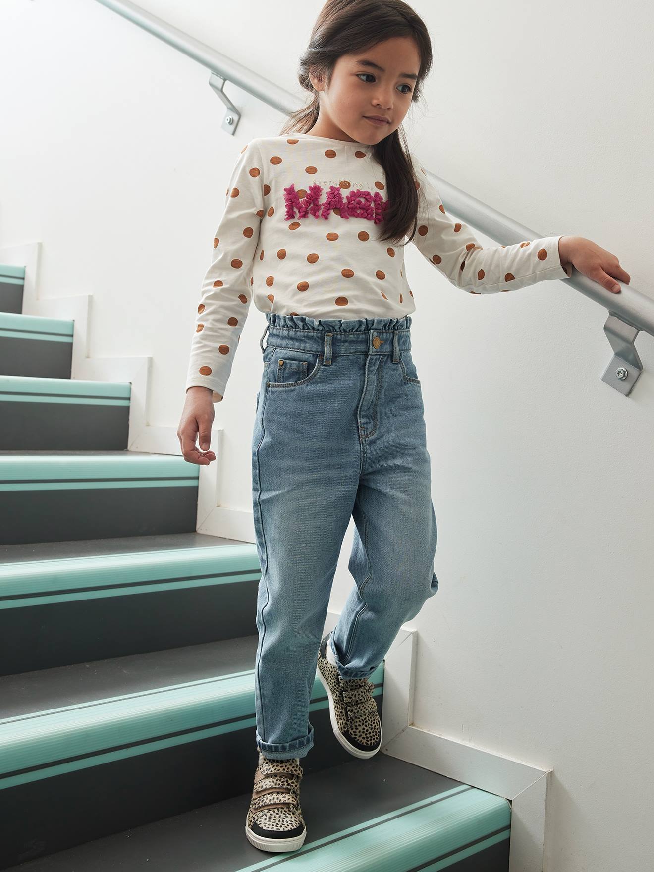Camiseta estampada com letras em relevo, tamanho médio infantil, estampa marrom.