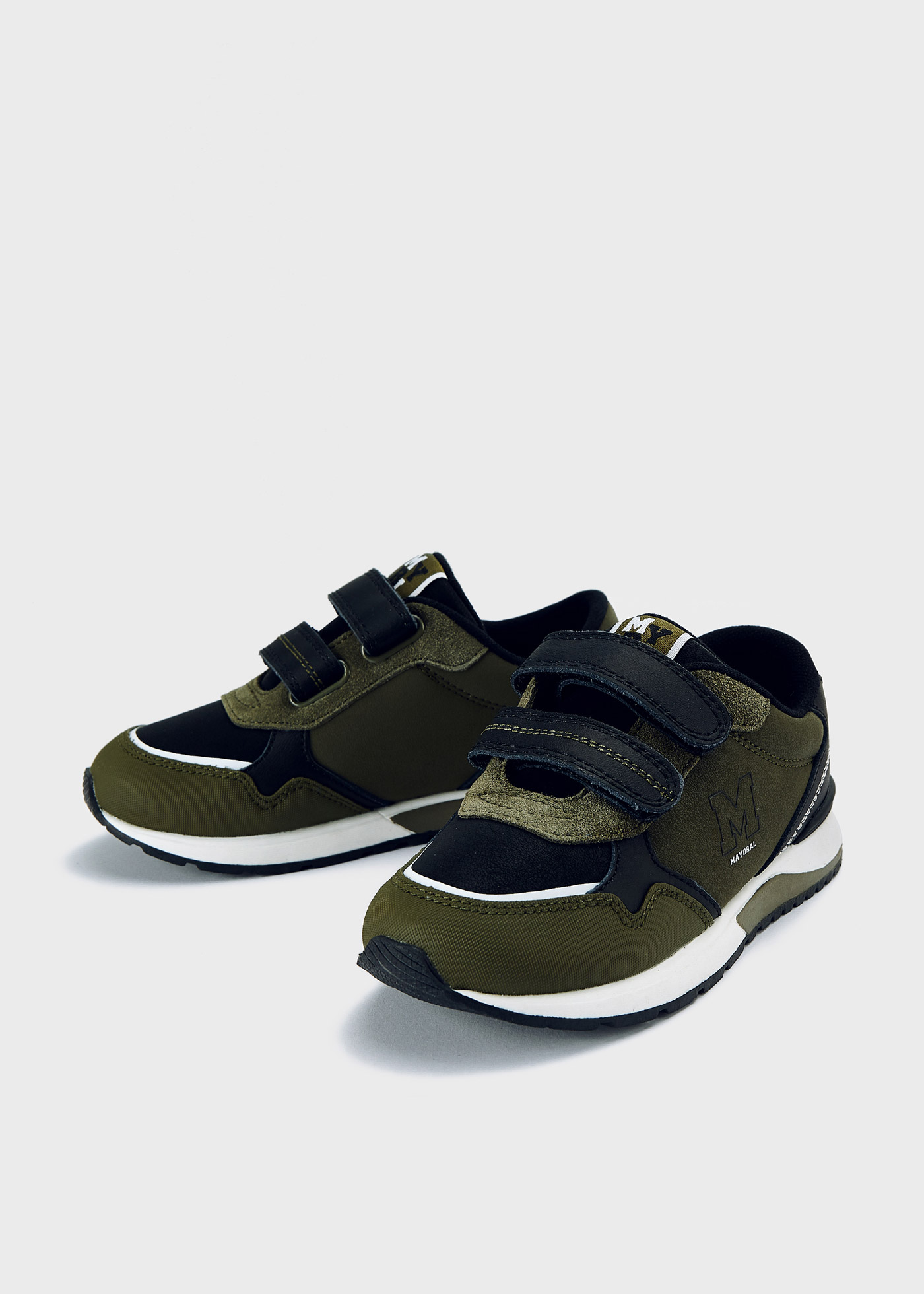 Tênis infantil de couro com fecho de velcro