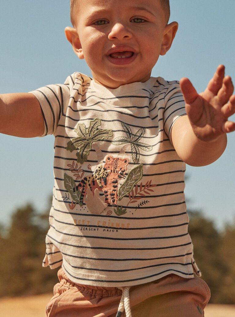 T-shirt grège à imprimé à rayures