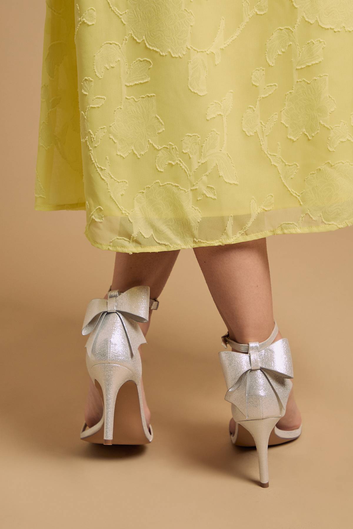 Oasis Sandales à Talons Aiguilles Dovile en Textile Métallisé Satiné avec Nœud au Dos