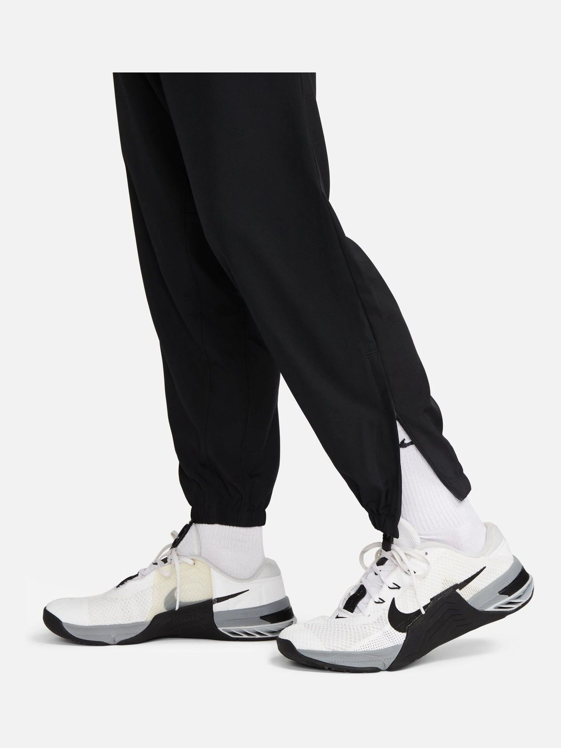 Zwart - Nike Dri-FIT Form trainingsbroek met taps toelopende pijpen
