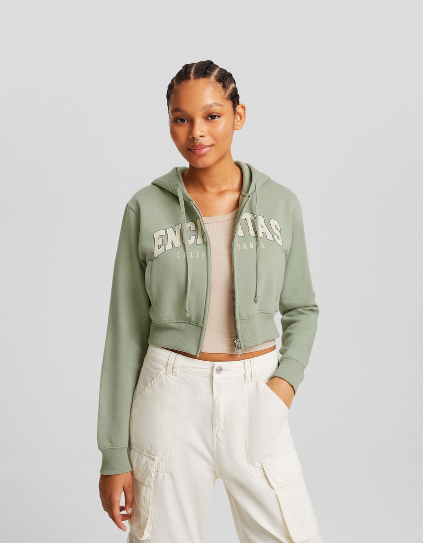 Blusa de moletom cropped com zíper e estampa.