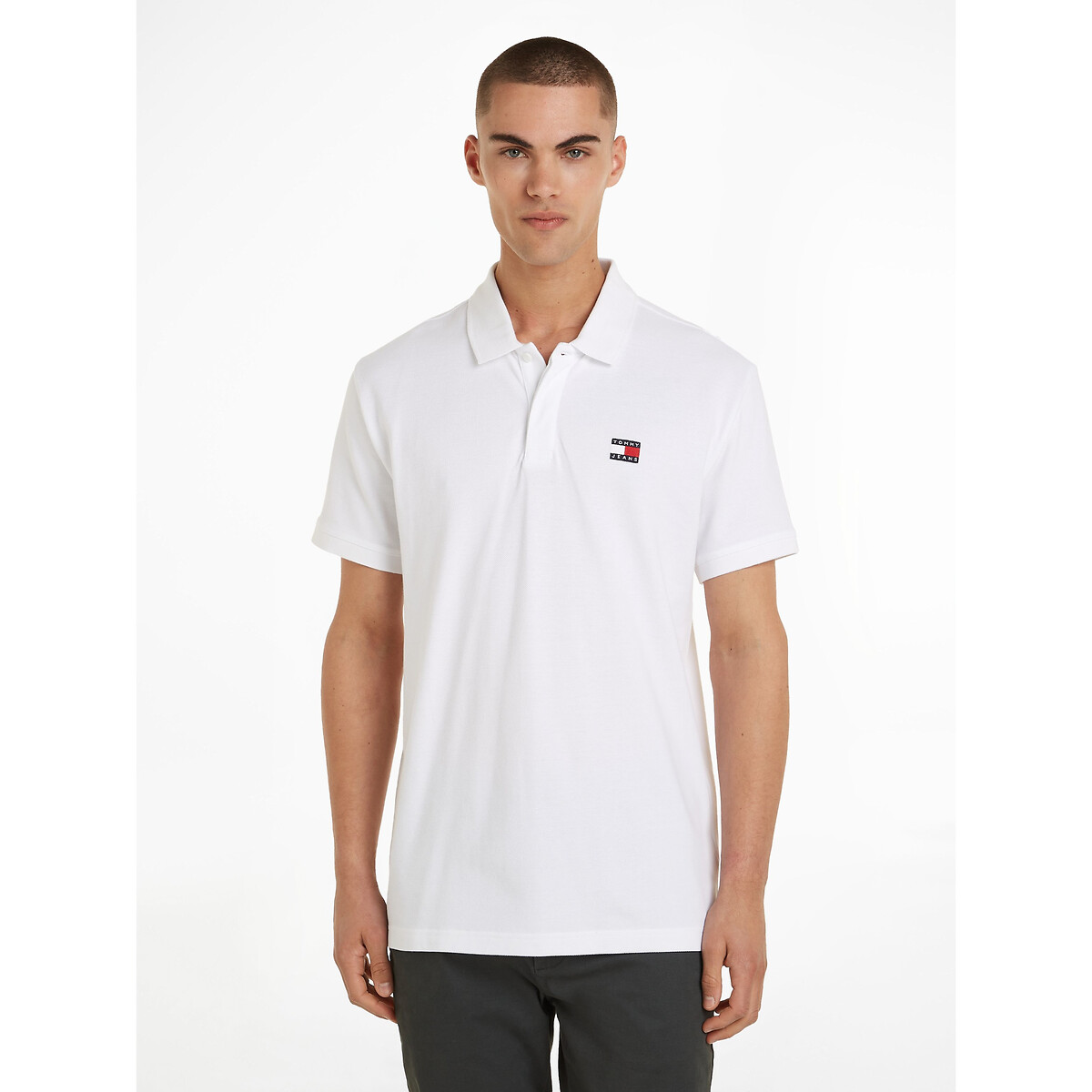 TOMMY JEANS<br>Polo reta com logo de distintivo