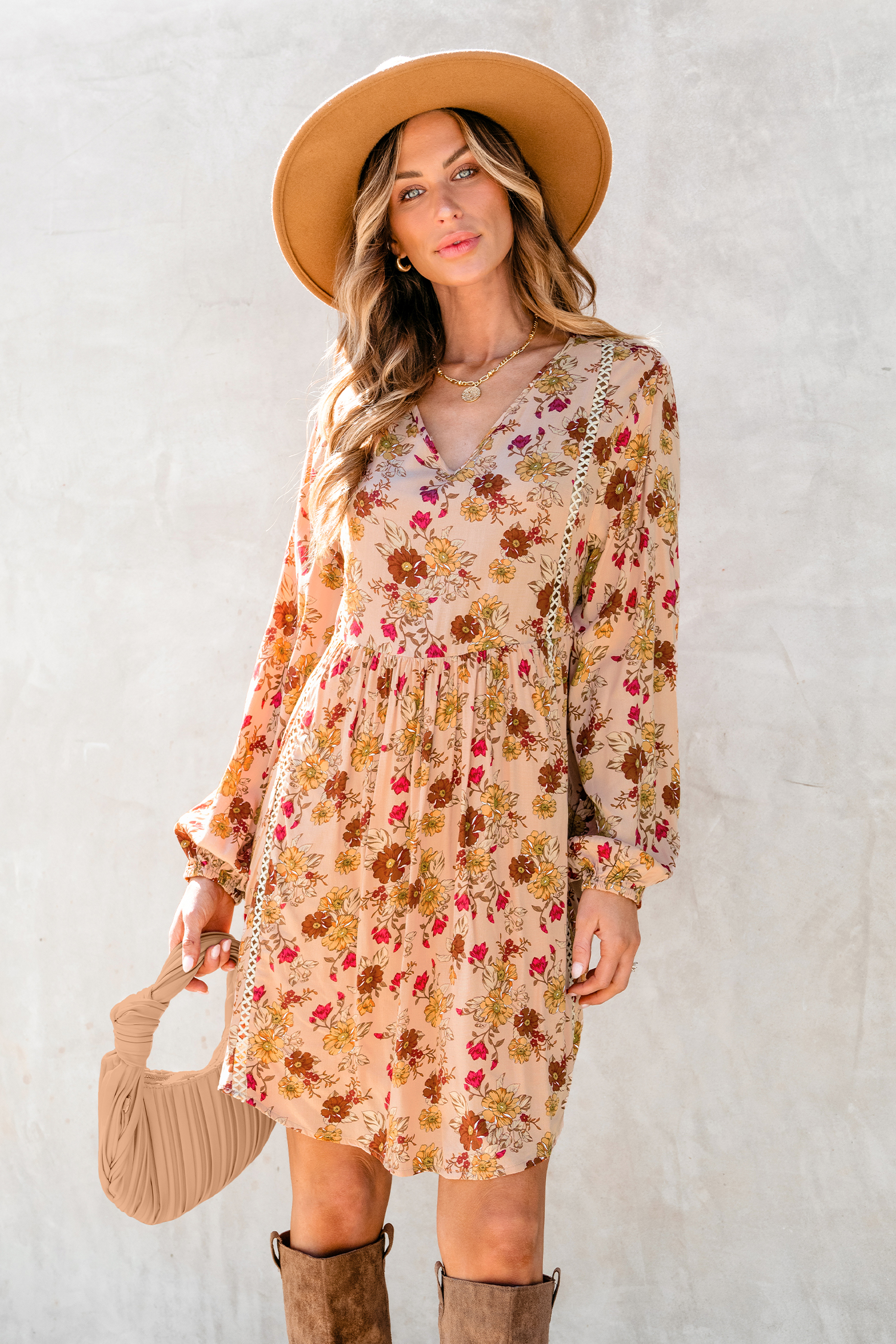 Robe fluide à imprimé floral et bordures en dentelle