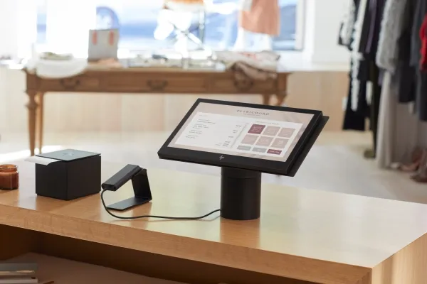 HP ElitePOS G1 Retail System 141 - Alt-i-én - 1 x Celeron 3965U / 2.2 GHz - RAM 4 GB - SSD 128 GB - TLC - HD Graphics 610 - Gigabit Ethernet - Win 10 Pro 64-bit - skærm: LED 14