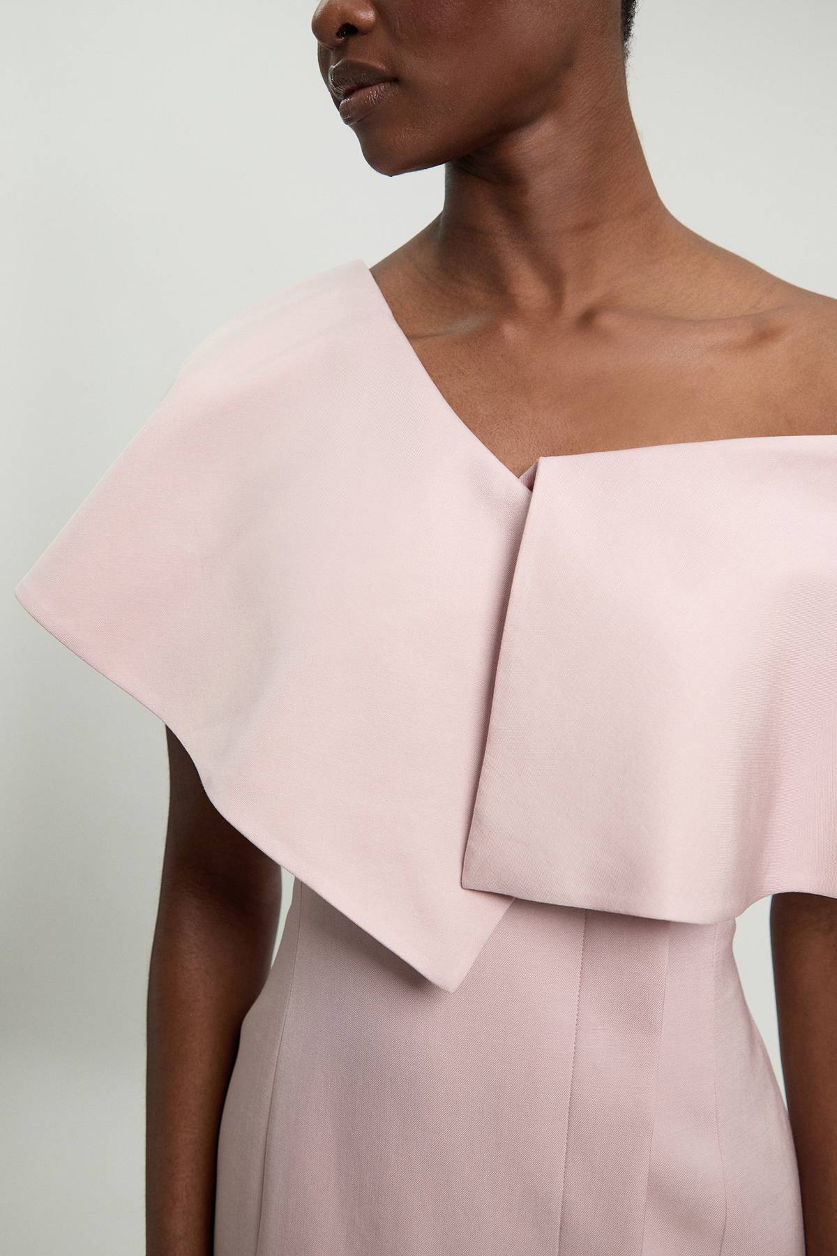 KarenMillen Robe Crayon Mi-longue Ajustée Petite En Mélange De Lin Poli Avec Détail De Pli Asymétrique