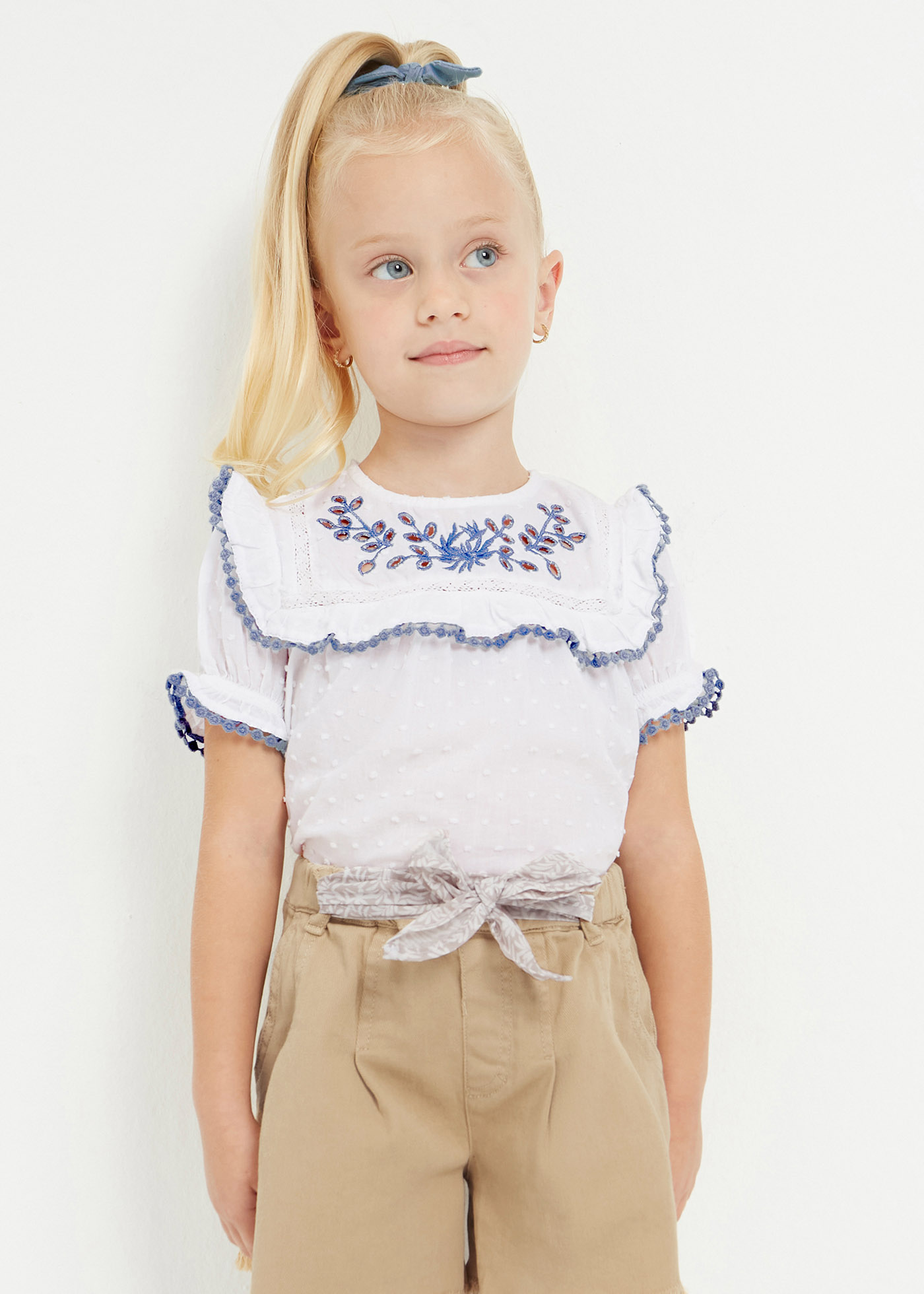 Blusa de algodão de manga curta com bordado plumeti para meninas