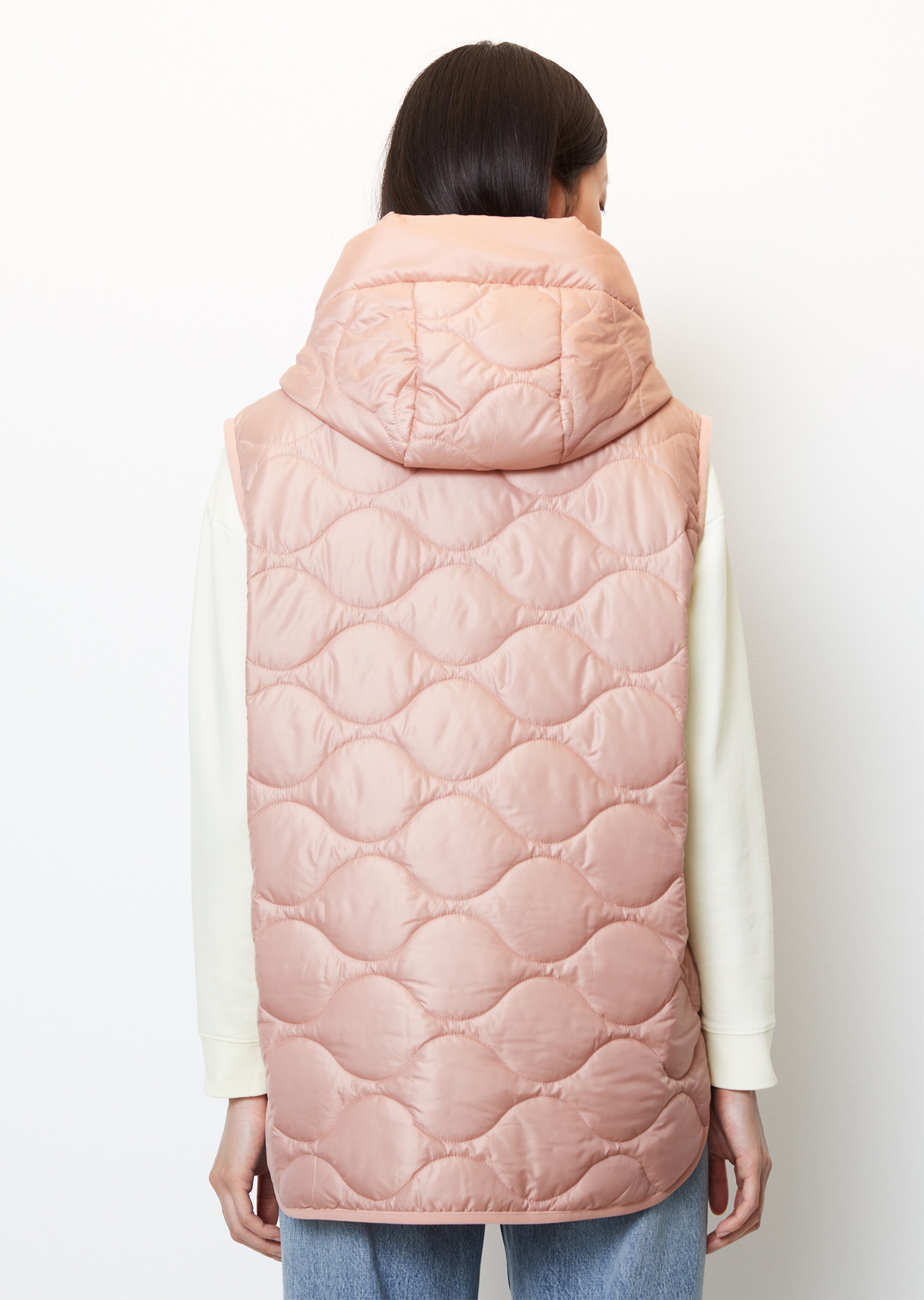 Steppweste im Cape-Stil relaxedaus recyceltem Polyester
