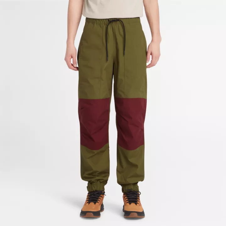 Calça de corrida impermeável masculina na cor verde.