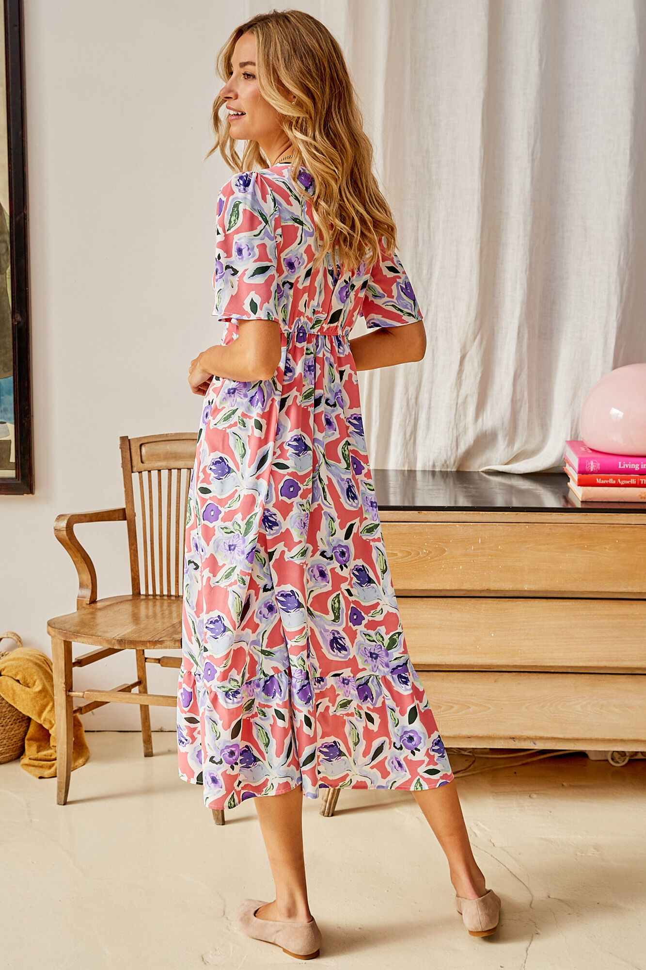 Vestido midi floral em tons de rosa - Maquiagem