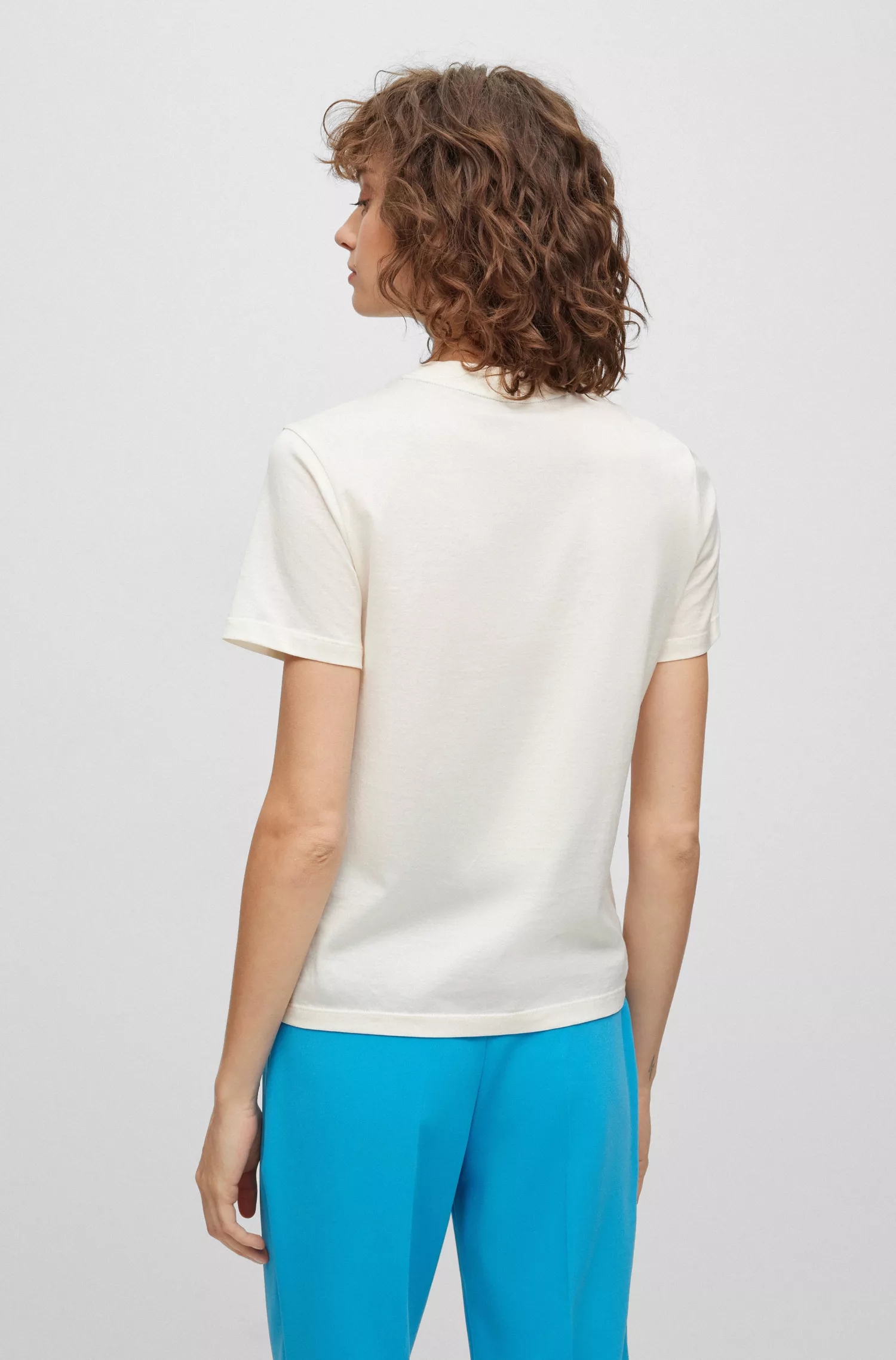 Camiseta BOSS preta de algodão orgânico, corte slim, com estampa sazonal.
